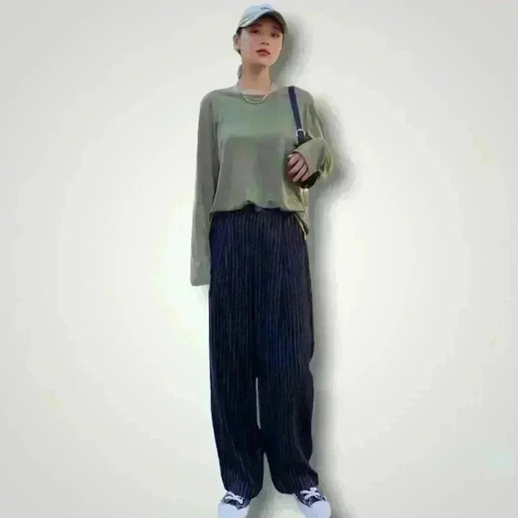 Solid Relaxed Round Neck Long Sleeve Tee - Picture 7 of 13